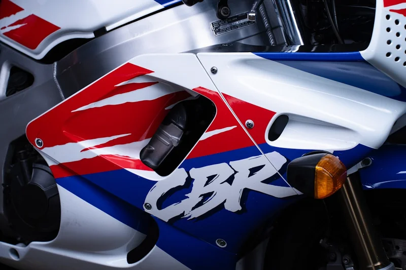 Zbliżenie na bialo-niebieski owiewke motocykla