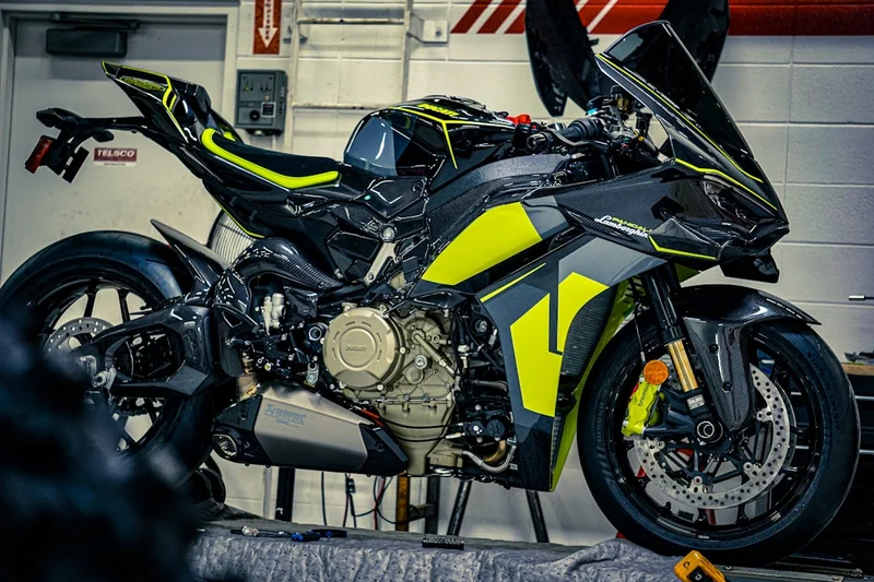 Czarno-zolty sportowy motocykl na podnozniku