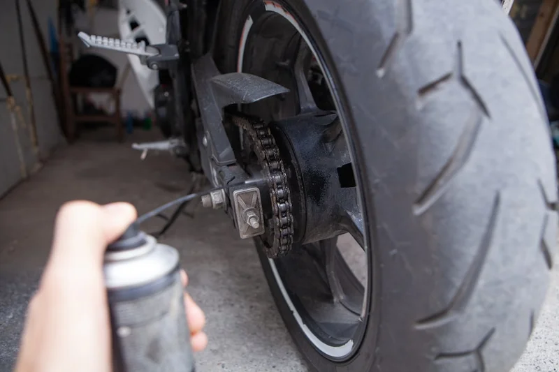 Mechanik naprawiajacy opone